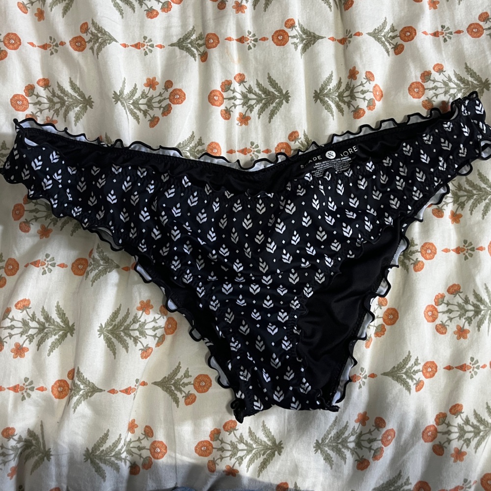 Shade & Shore - black bikini bottoms w/ white design & ruffled - never worn
